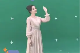 央视主持李思思寒冬穿裙子，小腿冻紫还努力微笑，旁人都裹羽绒服图片