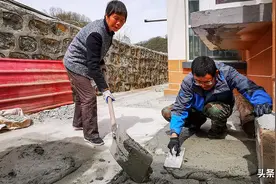 丈夫有手艺妻子不怕累，夫妻之间才是生产生活中最好最默契的搭档图片