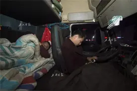 货车司机有多不易？打止痛针开车、流浪公路，拿到车钥匙就背上了债，“掉线绝不是个例”图片