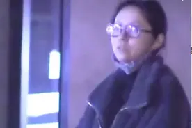 36岁张靓颖和男友罕同框，室外搂抱不避嫌，男方曾做女方伴郎图片