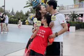 郭晓东与程莉莎罕秀恩爱，影城门口忘我拥吻，11岁爱子颜值逆袭图片