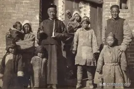 清末老照片：官员下乡巡视锣鼓喧天，地主小妾站在家门口羞羞答答图片