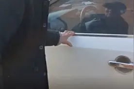 阿尔茨海默症老人与自己影子吵架 儿子耐心解释图片