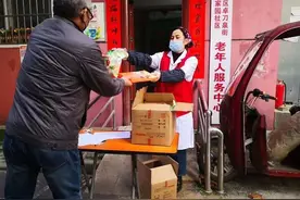 亲自下厨送餐，全天送货上门！这个“拼命三娘”让居民啧啧称赞图片