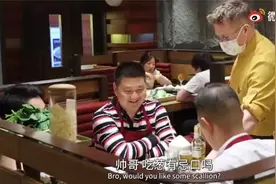 （视频）@太原人！老外火锅店体验一天服务员被累瘫，感叹每一份工作都值得被尊重图片