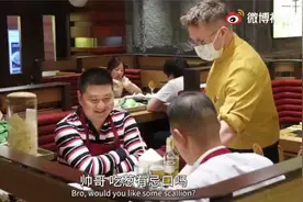 （视频）@太原人！老外火锅店体验一天服务员被累瘫，感叹每一份工作都值得被尊重图片