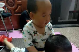 二宝“欺负”大宝图片