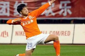 李金羽把鲁能29号穿成传奇，退役10年四次易主无人高光图片