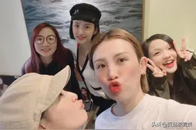 徐佳莹挺8月孕肚出来嗨，对比朱丹好太多，老公才华横溢众人羡图片