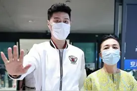 范冰冰爸妈罕露面，66岁老妈穿公主裙扮嫩，小老公一身白衣像鲜肉图片