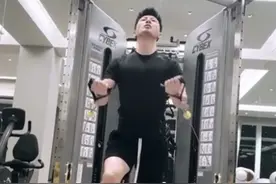 何超莲送别赌王后首更动态 晒窦骁健身视频疑同居图片