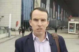 新疆群众怒了，BBC驻华记者逃往台湾，华春莹：他跑什么？图片