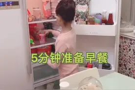 闹钟一响立马起床，自己做早餐、晨读，自律女孩让人酸成柠檬精图片