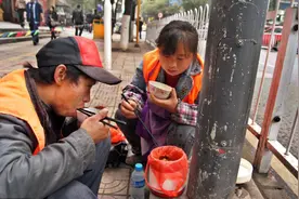民工夫妻吃饭8张图，有种夫妻间的真情，叫做一起吃苦的幸福图片
