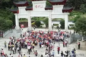 小学生自编自唱吐槽五一调休，网友：唱出了心声图片