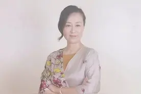 吴玉芳早秋穿搭真洋气，印花衬衫搭小白裤优雅精致，58岁真有气质图片