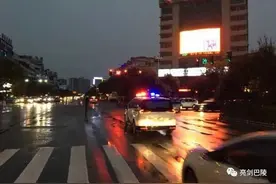 情况危急！华容一女子突发心脏病，交警迅速开辟生命通道图片