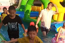 小孩子玩水像小鱼戏水一样开心，都不想回家图片