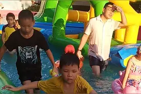 小孩子玩水像小鱼戏水一样开心，都不想回家图片