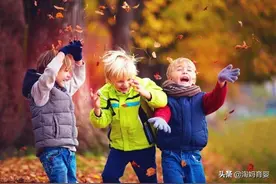 孩子玩滑梯排队，结果一让再让，家长心疼之余要怎么做？图片