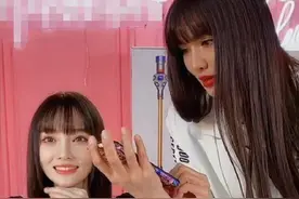 39岁李小璐直播带货状态佳，反遭网友吐槽：和女主持好像图片