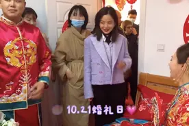 辛芷蕾参加亲弟婚礼，穿着朴素被赞素质高，曾被称为“拼命三娘”图片