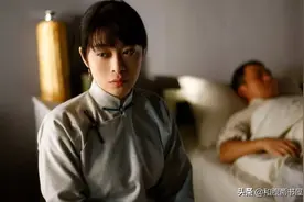 民间故事：俊俏寡妇怀孕，老木匠出手相救，在寡妇床上放了根木头图片