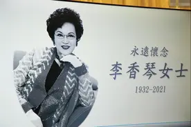 TVB李香琴追思会曝光，殡仪馆摆满花圈，周润发成龙献花圈哀悼图片