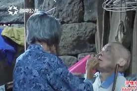 97岁老母亲照顾残疾儿子37年任劳任怨，让人感受母爱伟大视频封面