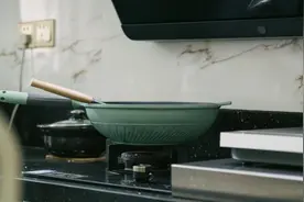 敢挑战铁铲和钢丝球的不粘锅，极米小金刚哪来的勇气图片