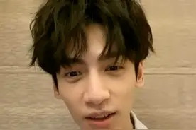 罗云熙暴瘦被吐槽"猴精"，鼻子跟脸一样大，头发看上去也像假的图片