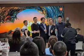 雷军与李斌、何小鹏、李想合影，小米内部人士：华夏同学会聚会图片