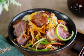 炒腊肉时，记住先“1泡1烤1煮”，腊肉不咸不肥腻，味道香的很图片