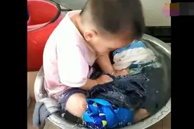 妈妈给儿子洗衣服，但出去接了个电话，回来一看可把妈妈逗笑了图片