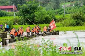 湖北枣阳市遭遇强降雨 党员干部民兵一线排洪抢险图片