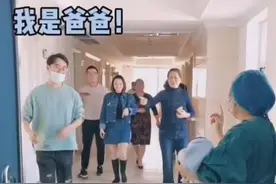 奶奶初见小宝宝，兴奋的手舞足蹈图片