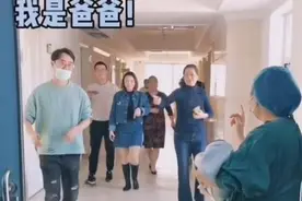 奶奶初见小宝宝，兴奋的手舞足蹈图片