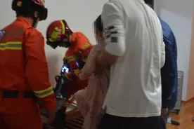女童脚踝被卡沙发缝隙，消防员5秒帮解围图片