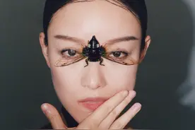 倪妮穿衣真大胆，挂脖上衣中间挖空穿，还把蝉放在脸上当墨镜戴图片