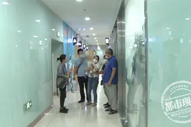 气愤！宝妈用商场饮水机的水冲奶粉，竟发现里面有绿色“青苔”？图片