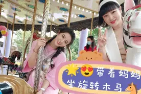薇娅带娃逛游乐场，穿粉衣扎麻花辫真俏皮，“女王”也有少女心图片