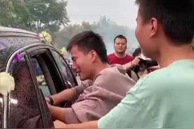 哭成泪人！湖南一新娘出嫁，刚上婚车关门，双胞胎弟弟趴车门痛哭图片