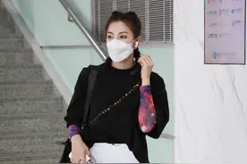 张雨绮撞衫戚薇 SSUR X CHRISUNO反光工装裤酷劲十足图片