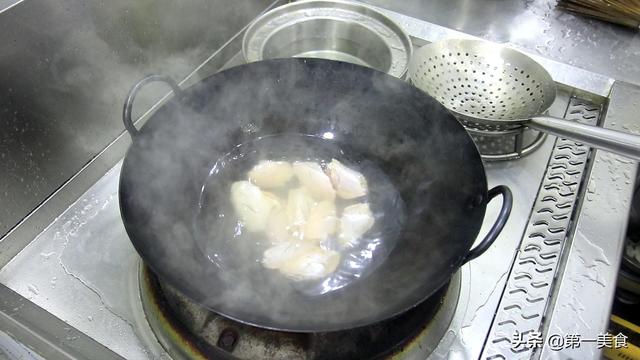 厨师长教你在家做鸡翅，步骤比例全在这，简单健康比卖的还好吃