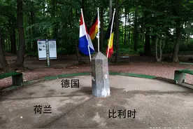 一脚踏两国图片