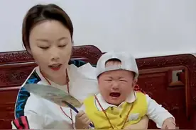 41岁草帽姐拿玉手串哄孙，孩子想妈不停哭闹，儿子儿媳仍在外上学图片