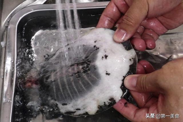 16一斤的甲鱼到底怎么做才香？加点鸡肉一起炖，汤鲜肉嫩还大补