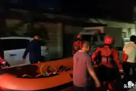 桂林资源：老人撑竹排江中钓鱼，水流湍急被困滚水坝图片