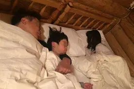宝宝被爸爸的呼噜吵醒，一顿“神操作”让爸爸安静，网友：惹不起图片