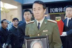 王光美追悼会：儿子泪流满面，邵华、李敏悲痛送别图片